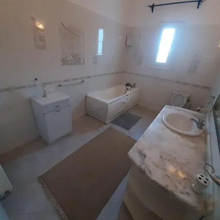 Australian In , Sleeps Up To 12 Persons , New To The Villa