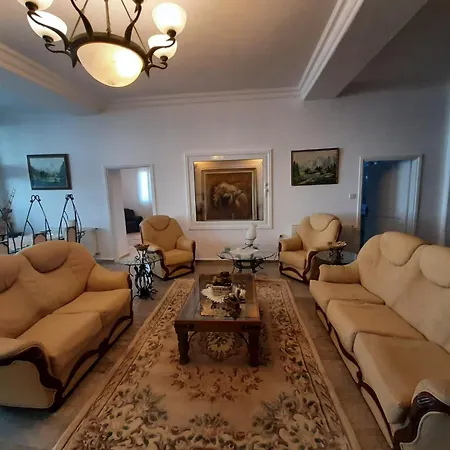 Villa Australian In , Sleeps Up To 12 Persons , New To The *